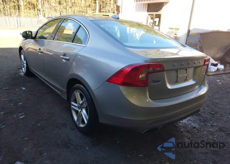 2015 Volvo S60 T5 Premier из США, поврежденный, VIN YV140MFK0F2336532